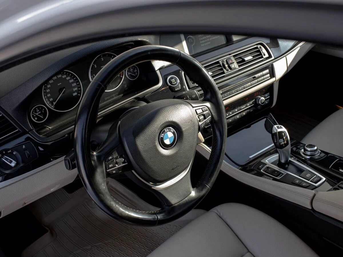 BMW 5 серии 2012 фото -16